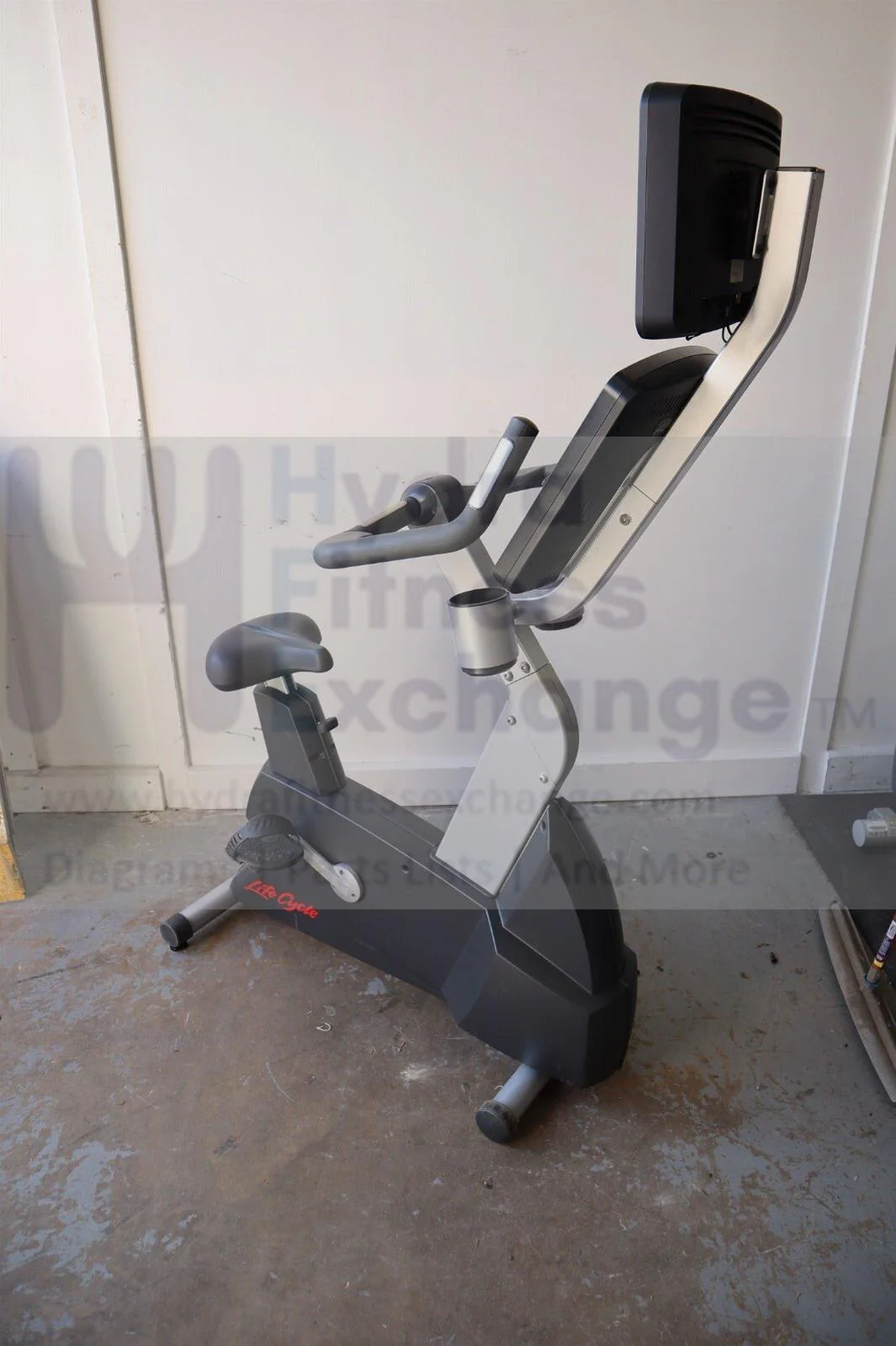 Life Fitness CLSC Club Series Integrity w TV CLB125 Upright Stationary Bike - Image 2