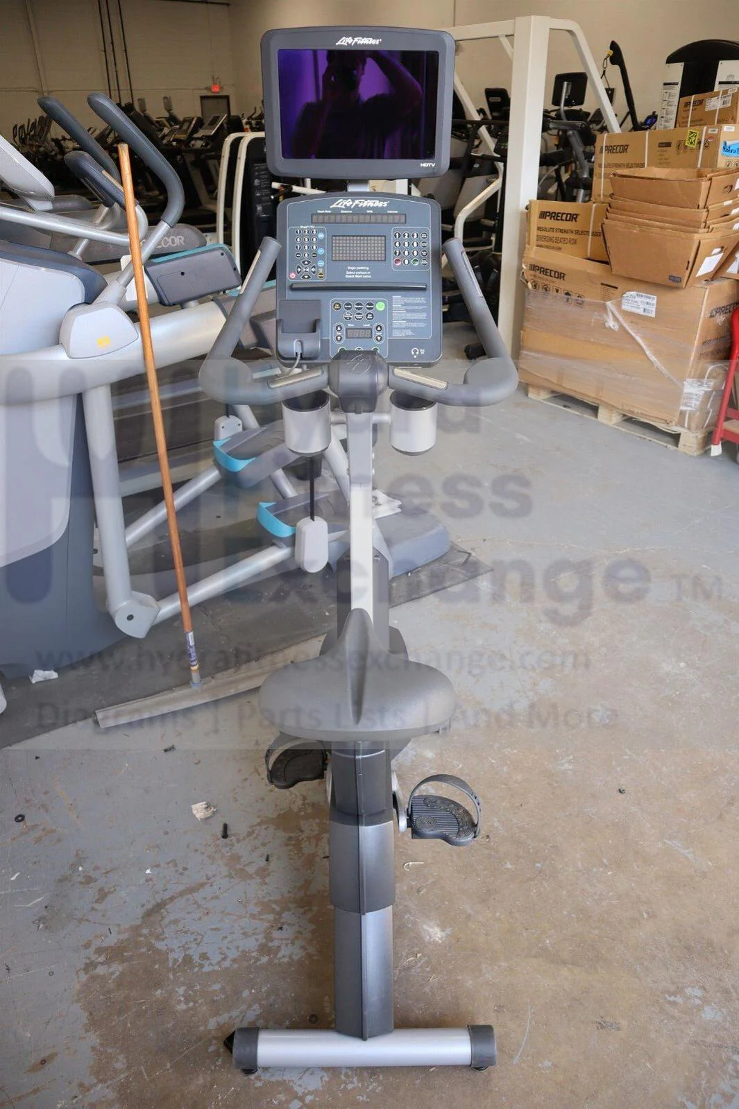 Life Fitness CLSC Club Series Integrity w TV CLB125 Upright Stationary Bike - Image 3
