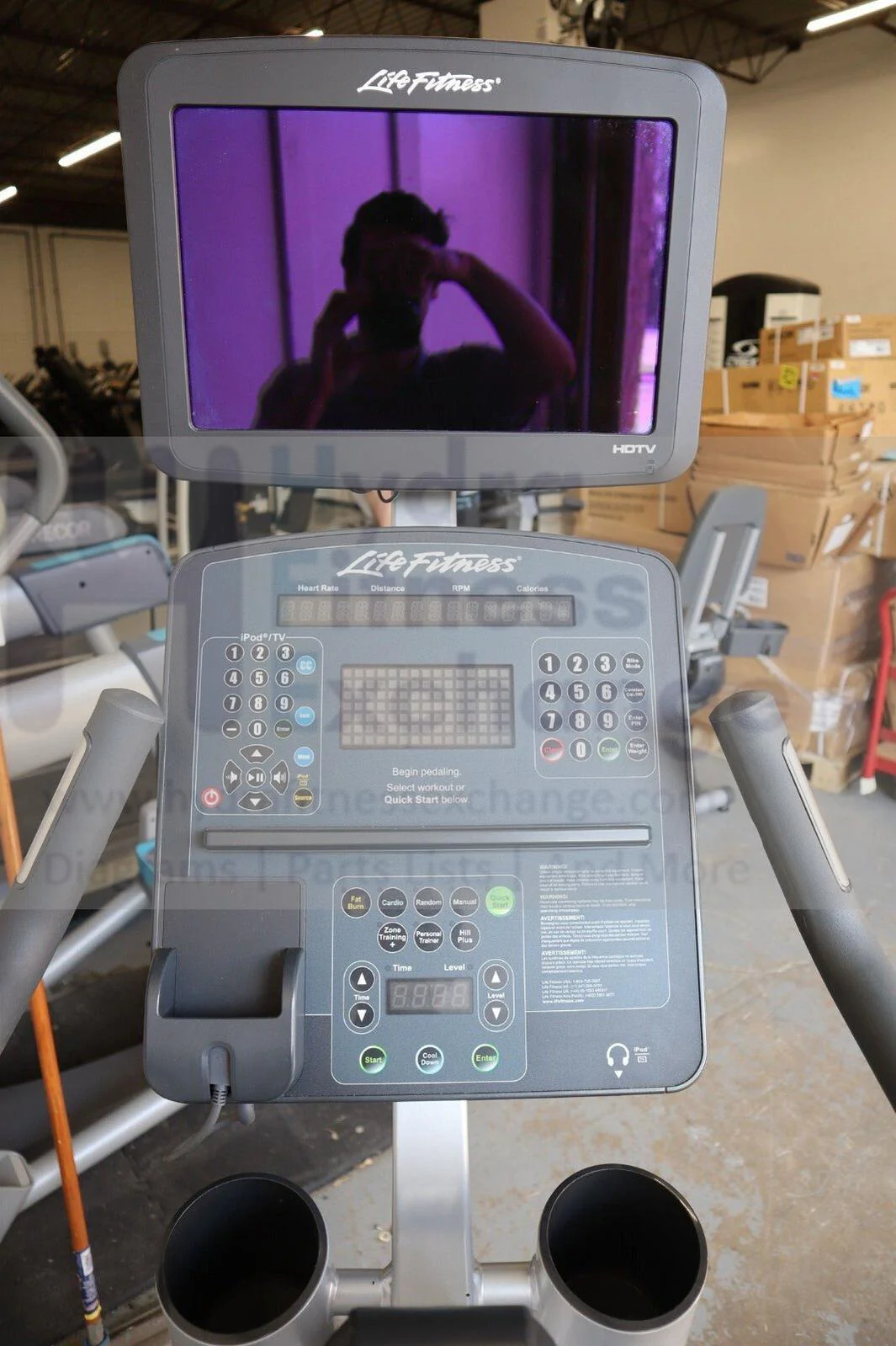 Life Fitness CLSC Club Series Integrity w TV CLB125 Upright Stationary Bike - Image 4