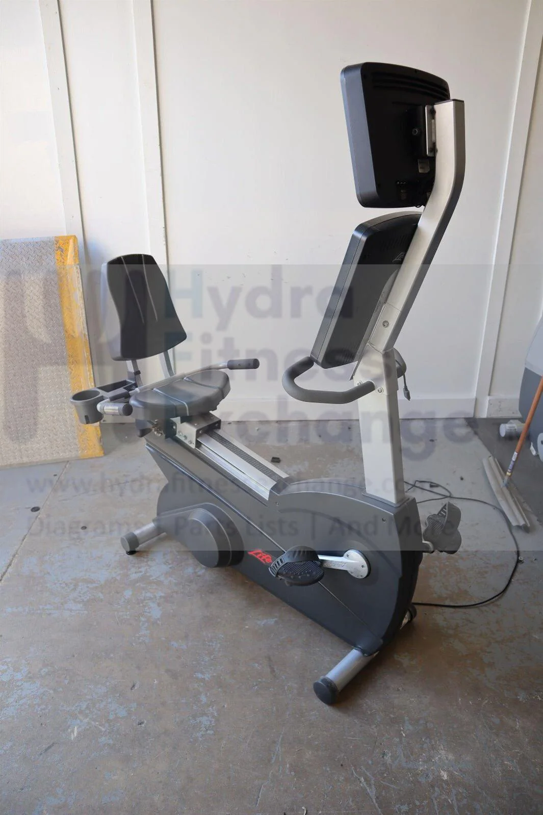 Life Fitness CLSR Club Series Integrity w TV CLI118 Recumbent Stationary Bike - Image 2