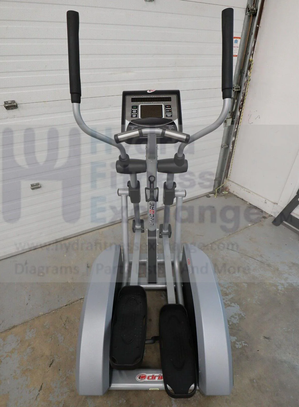 LifeCore LC400 CD-400 Compact Center Drive RE10REX Elliptical - Image 3