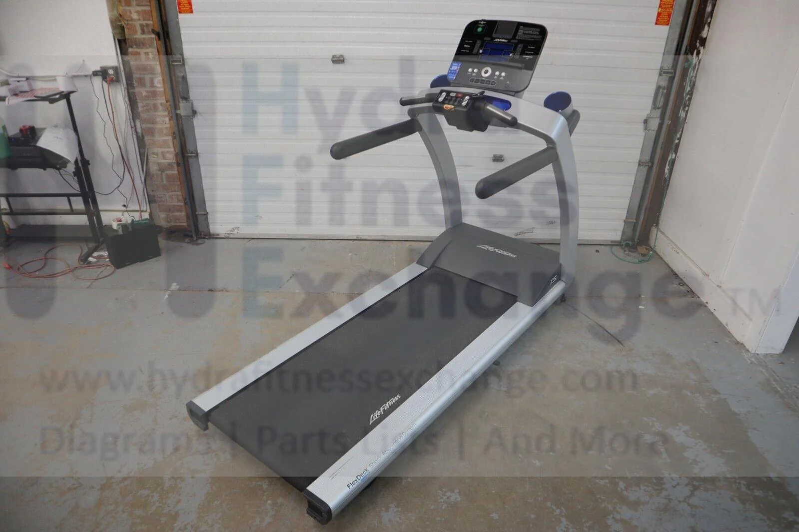 Used Life Fitness T5 w Track+ Console T5-XX00-0103 Non Folding Treadmill